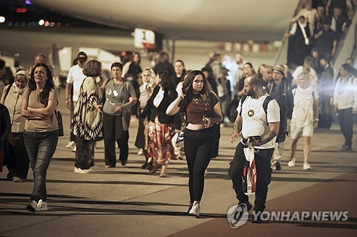 이스라엘에서 자국으로 대피한 불가리아 국민들AP=연합뉴스 자료사진