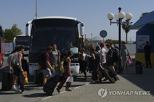 이스라엘에서 버스로 대피 중인 키프러스인들AP=연합뉴스 자료사진