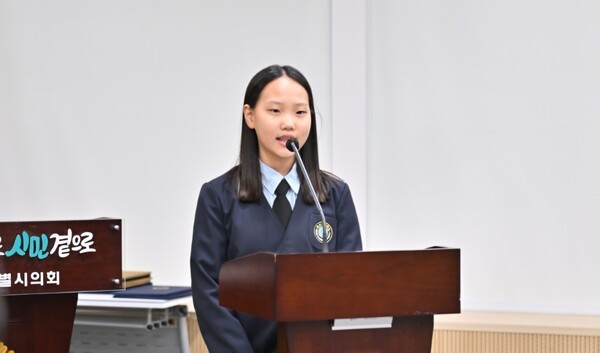 교육부장관상 수상자인 한신초등학교의 장희윤 학생이 작품 발표를 하고 있다