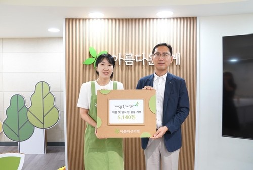 왼쪽부터 아름다운가게 서울사업국 이혜경 국장, 깨끗한나라 박경환 미래전략실장/깨끗한나라 제공