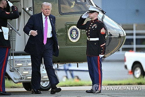 마린원 헬기에서 내리는 트럼프 대통령 / AFP=연합뉴스 자료사진