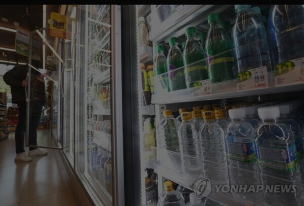 편의점 냉장고에 진열된 생수와 음료들. 충분한 수분 섭취는 고혈압 예방과 관리에 도움을 준다. 특히 물 한 잔의 힘은 탈수 예방과 혈압 안정에 효과적이다.
