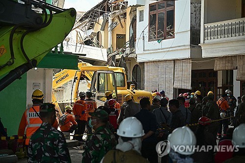 인니 이슬람 기숙학교 붕괴 사고 현장/AFP 연합뉴스