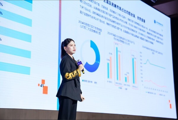 하이난 침향 브랜드 '향출남해'를 이끄는 한 빙 CEO가 인공지능(AI) 기반 외환 거래 플랫폼 ‘럭키앤트(Lucky Ant)’의 글로벌 리더십 서밋 행사에서 침향 시장의 밝은 미래에 대해 설명하고 있다. 사진=문화미디어랩