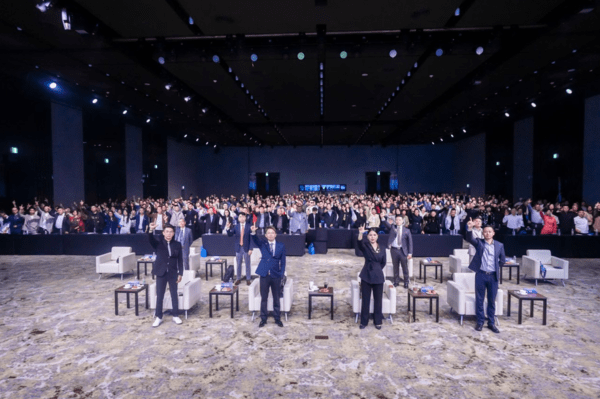 럭키앤트의 제주 글로벌 리더십 서밋 참석자들이 '아시아 1위'를 목표로 하며 힘차게 파이팅을 외치고 있다. 사진=문화미디어랩
