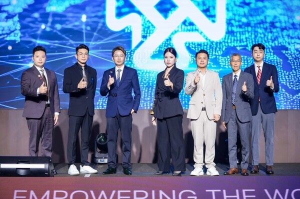 지난 17일 제주신화월드 랜딩관에서 열린 ‘정상을 세우다 글로벌 리더십 서밋(Empowering the World Global Leadership Summit)’ 행사에 참석한 주요 발표자들. 왼쪽에서 세 번째는 럭키앤트(Lucky Ant)의 글로벌 CEO 알프레드 헹(Alfred Heng), 네 번째는 향출남해를 이끄는 한빙 CEO. 사진=문화미디어랩