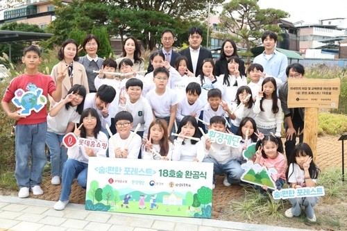 롯데홈쇼핑은 다문화학교인 경기 안성초등학교에 친환경 녹지 공간 '숨;편한 포레스트' 18호를 선물했다고 23일 밝혔다. 한 달 동안 400㎡(121평) 부지에 2천316그루의 수목을 식재했다. 롯데홈쇼핑은 2021년부터 미세먼지 저감을 위해 도심 속 녹지공간 조성 사업을 벌이고 있다.