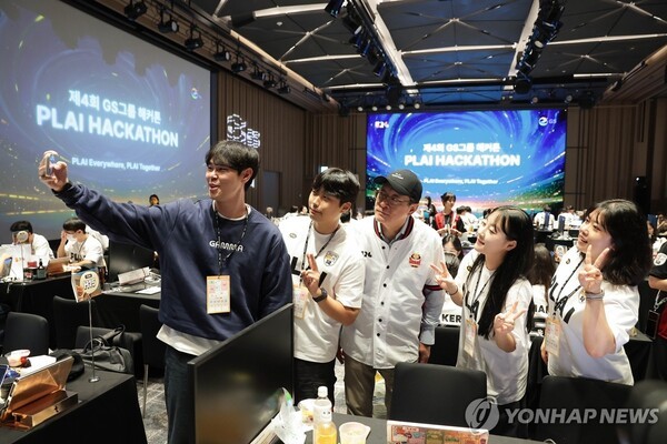 지난달 8일 GS그룹 AI 아이디어 사업화 해커톤서 기념촬영 하는 허태수 회장(가운데) / GS그룹 제공