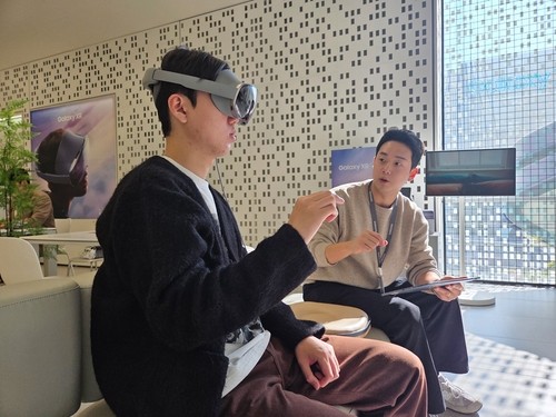'갤럭시 XR' 체험 중인 고객/삼성전자 제공