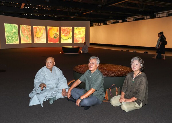 2025청주공예비엔날레를 찾은 문재인 전 대통령 부부./청주시