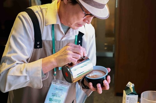 시니어 바리스타가 라떼아트를 하는 모습