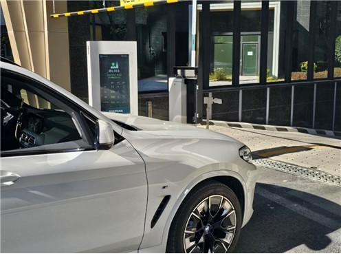 래미안 원페를라 입출차 사이니지에 주차 최적 위치(층, 기둥번호)가 안내되는 모습/삼성물산 제공