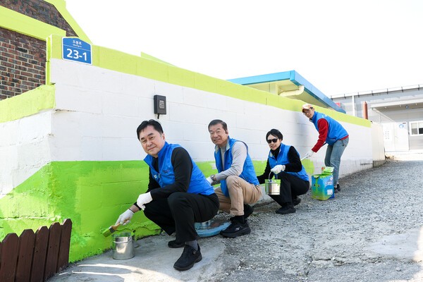 세종시 장애인부모회 자립교육장에서 진행된 환경개선 캠페인에 앞줄부터 김종민 국회의원, (사)한국미래환경협회 유찬선 회장, 전략커뮤니케이션연구원 조복임 이사, 한국미래환경협회 최정섭 ESG사업실장이 참여해 시설 외벽 보수 작업을 하고 있다.