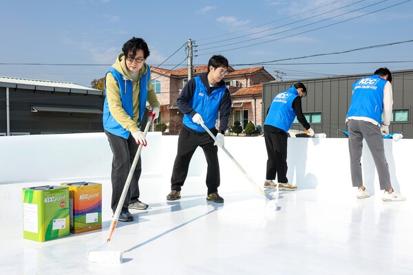 한국미래환경협회 함영일 사무총장과 KCC 박성제 프로가 세종시 장애인부모회 자립교육장 옥상에서 쿨루프(차열) 페인트 시공 작업을 진행하고 있다. 이번 작업은 실내 온도를 낮추고 에너지 효율을 높이기 위한 환경개선 캠페인의 일환으로 실시됐다.